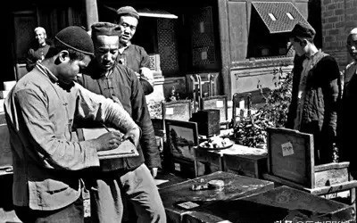 珍贵老照片再现打土豪现场:图8为地主家,图1正在清点财物