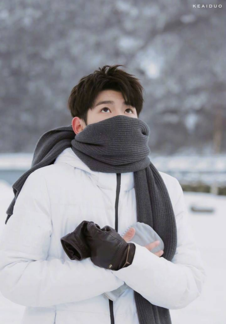 王源现身挪威超帅,白色羽绒服蓝色围巾,是多少人的白马王子?