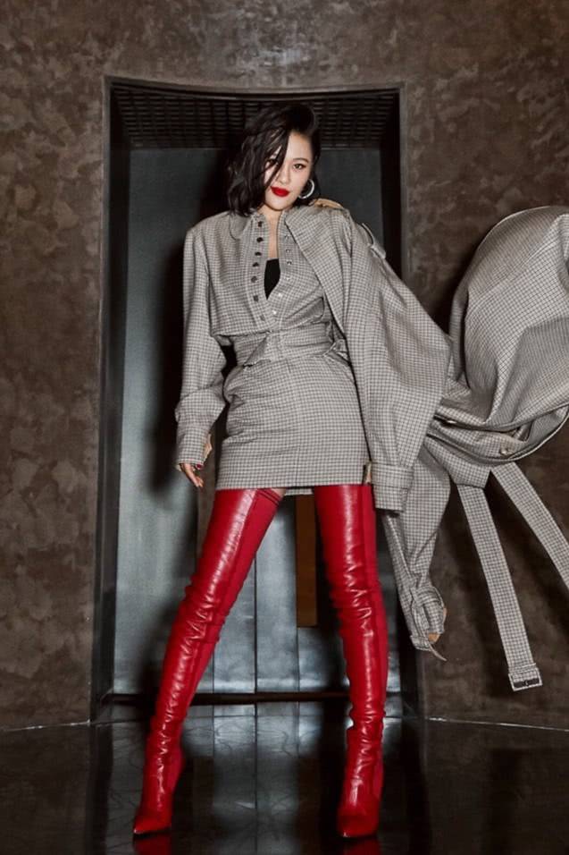 袁娅维穿格纹裙下身一双亮漆大红高跟靴 很有吸引力