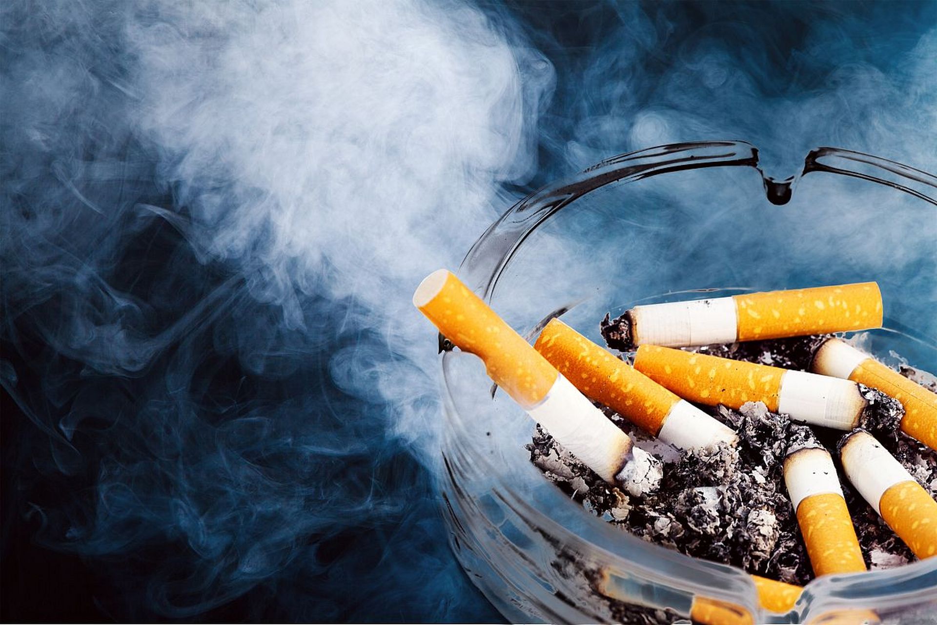 二手烟中含有许多有害物质,如尼古丁和有害气体,会刺激气道和引起炎症