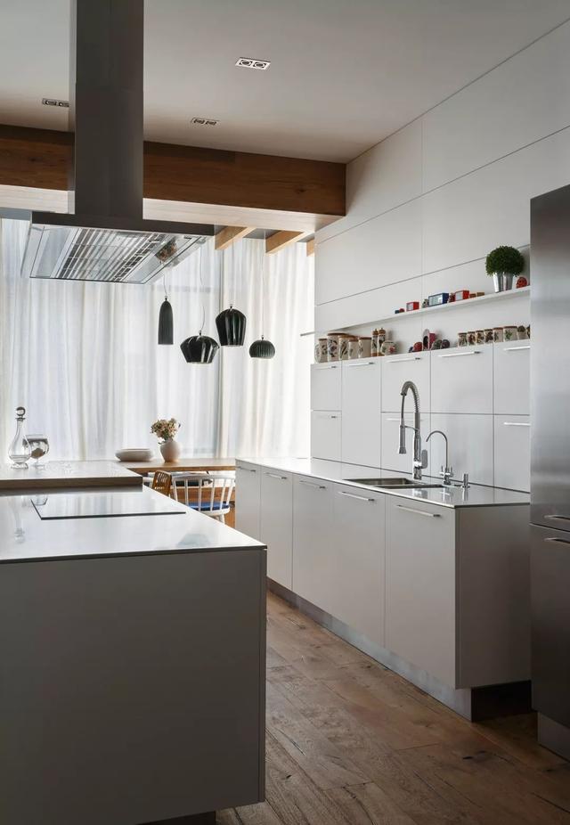 沙发后方的这个中岛操作台,作为西餐料理使用.