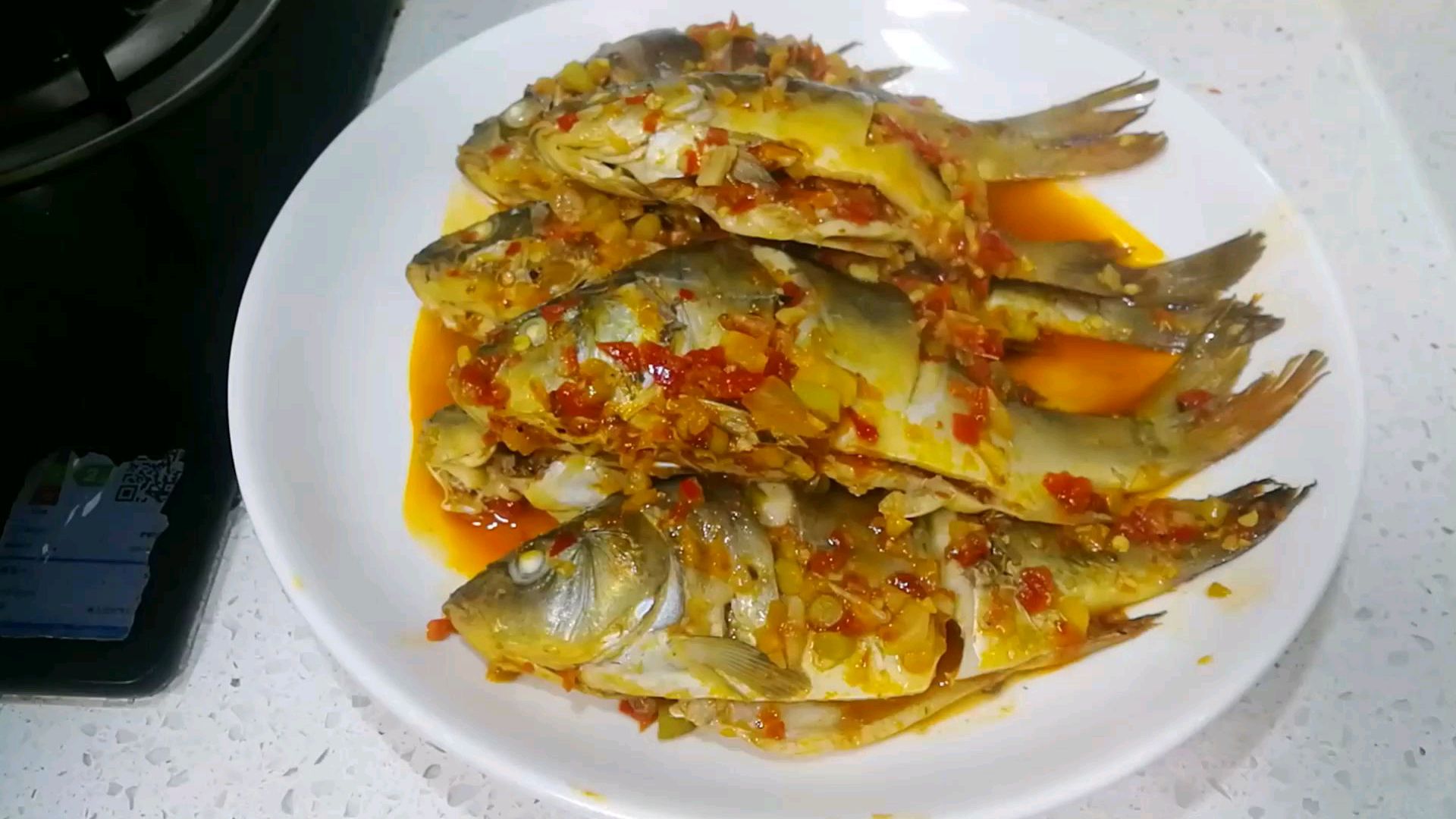 花5元钱买7条裸斑鱼,不用一滴水做道汤汁浓郁的泡菜鱼,上桌秒光