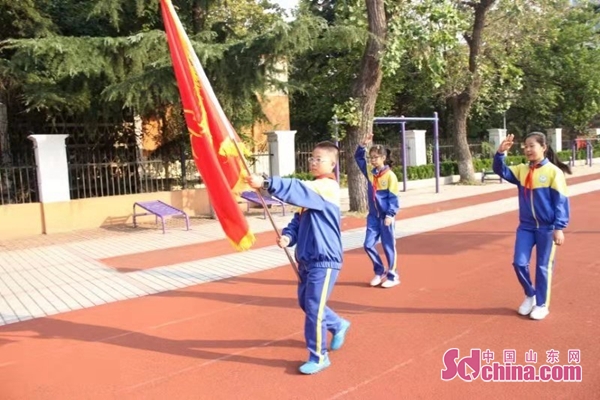 少先队建队纪念日 青岛延安二路小学组织主题班会