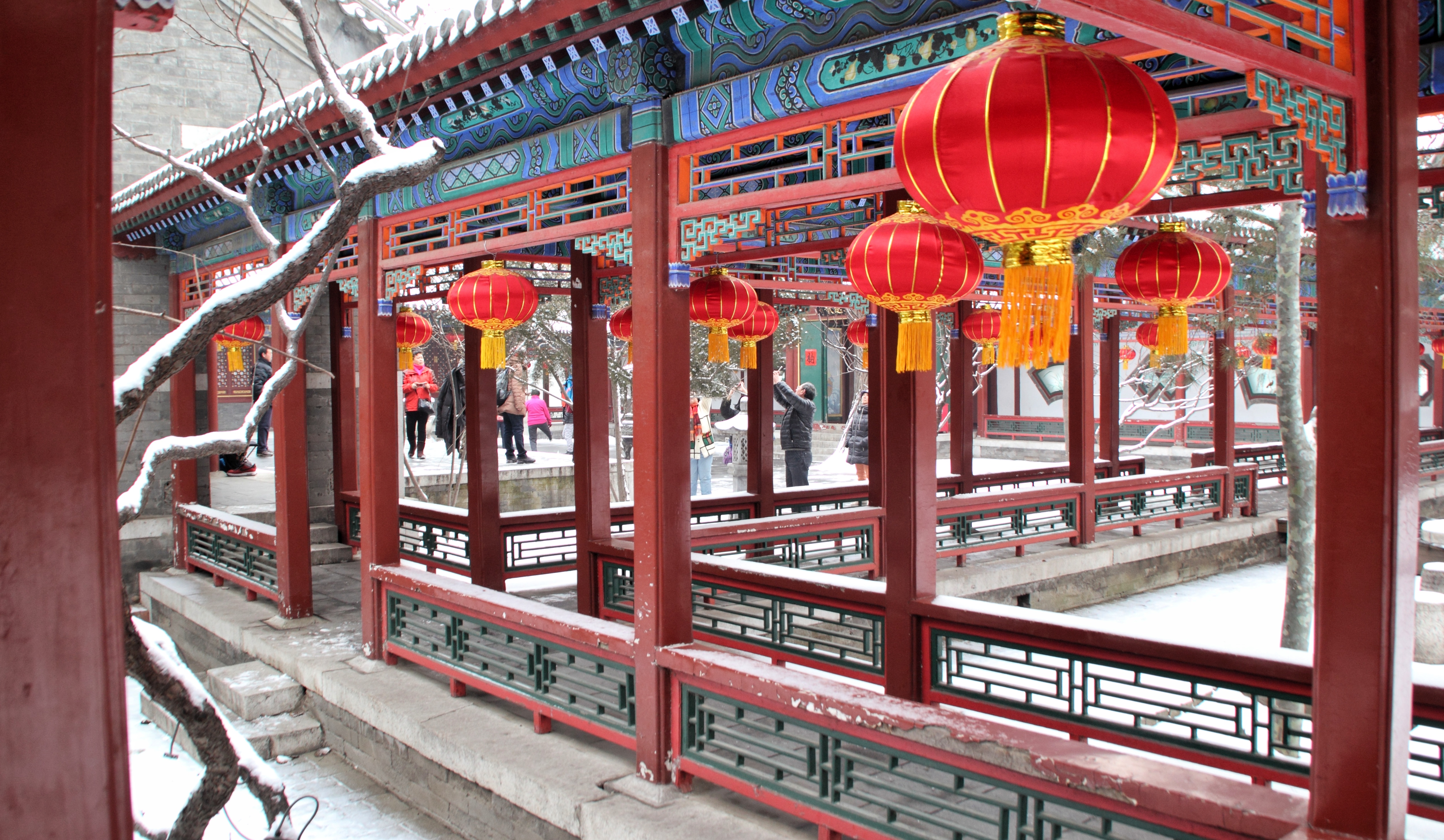 为了现场体验《红楼梦》中"雪"的意境,我们一行冒着寒风来到了大观园.