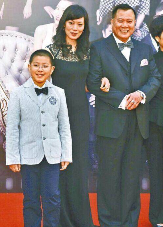 61岁万梓良东山再起,年轻妻子在旁像女儿,儿子模样和他没区别