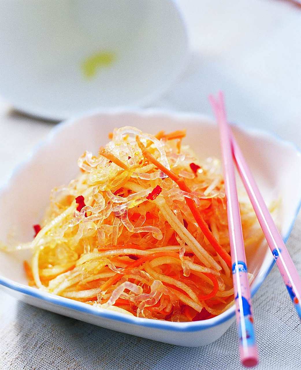 准备一根红皮萝卜,去掉头尾,用刀切成细丝. 2.