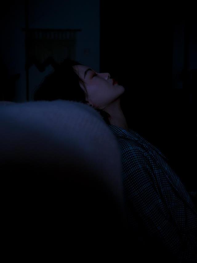 朋友心情不好,想拍一组忧郁的人像照,怎么拍?