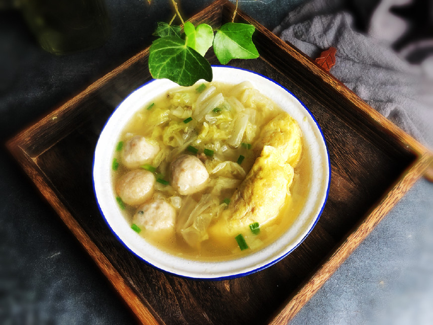 傍晚下班回家最想吃点热乎的,而且要快手的,这道白菜蛋饺鱼丸汤很不错