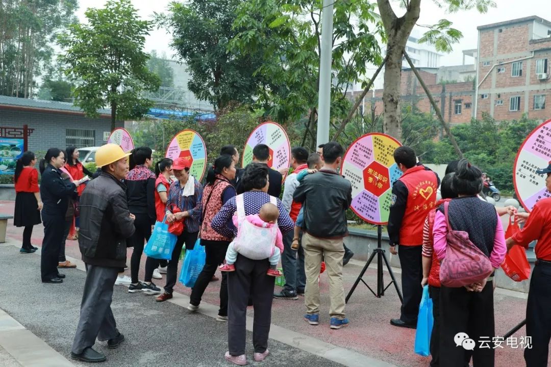 围绕"尊崇宪法,学习宪法,遵守宪法,维护宪法,运用宪法"的主题进行宣传