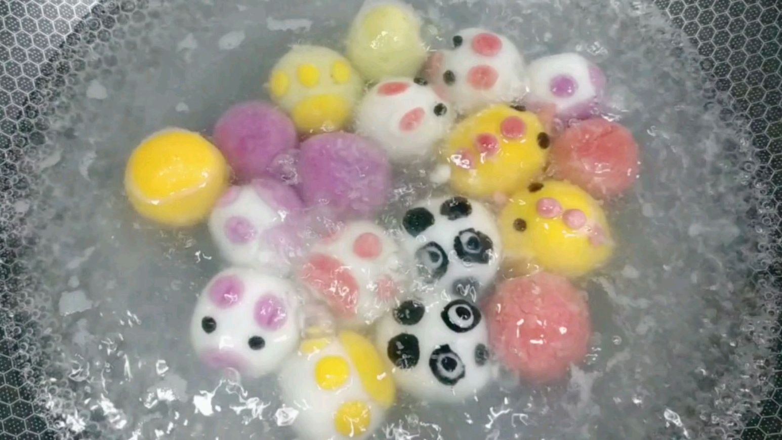 精致爱下厨的妈妈,花了不到10块钱做了一锅卡通汤圆,可爱!