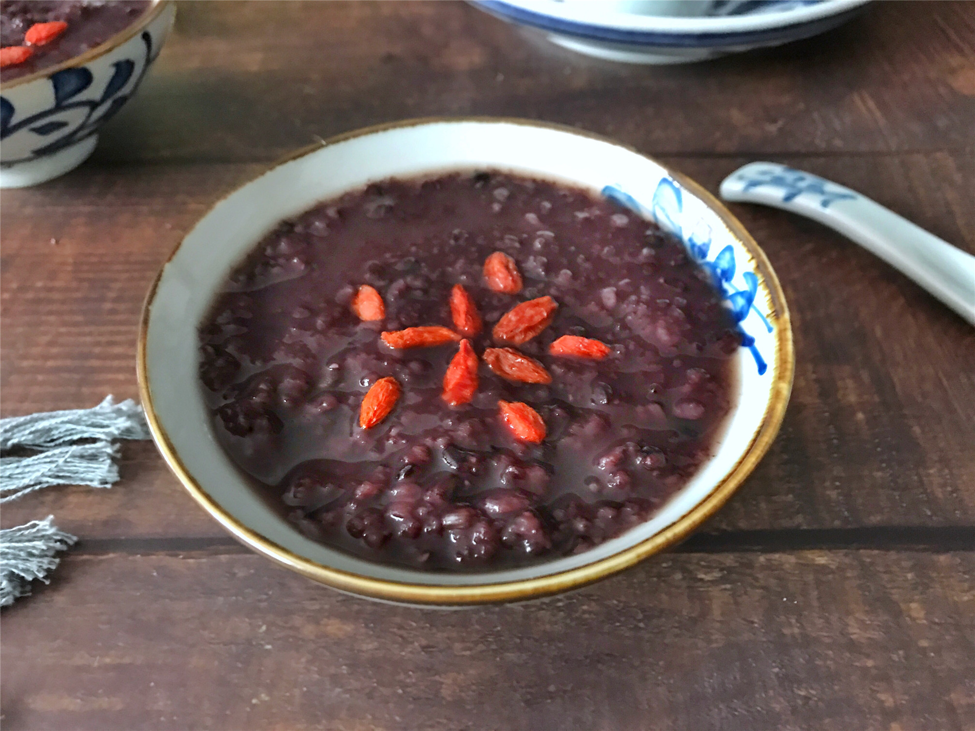 9,再把糯米米浆慢慢地倒入锅中,边加边搅,火不要开太大,不然会糊底.