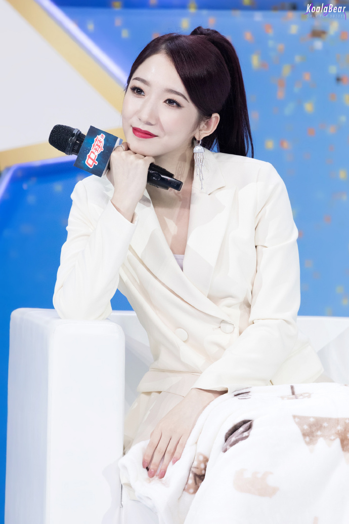 孟美岐穿白色西服亮相活动皮肤白皙笑容灿烂,毯子盖腿上严防走光