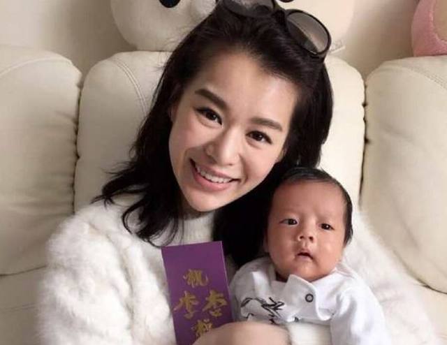 胡杏儿儿子被评为最萌星二代,为他秃顶发际线后移都是值得的!