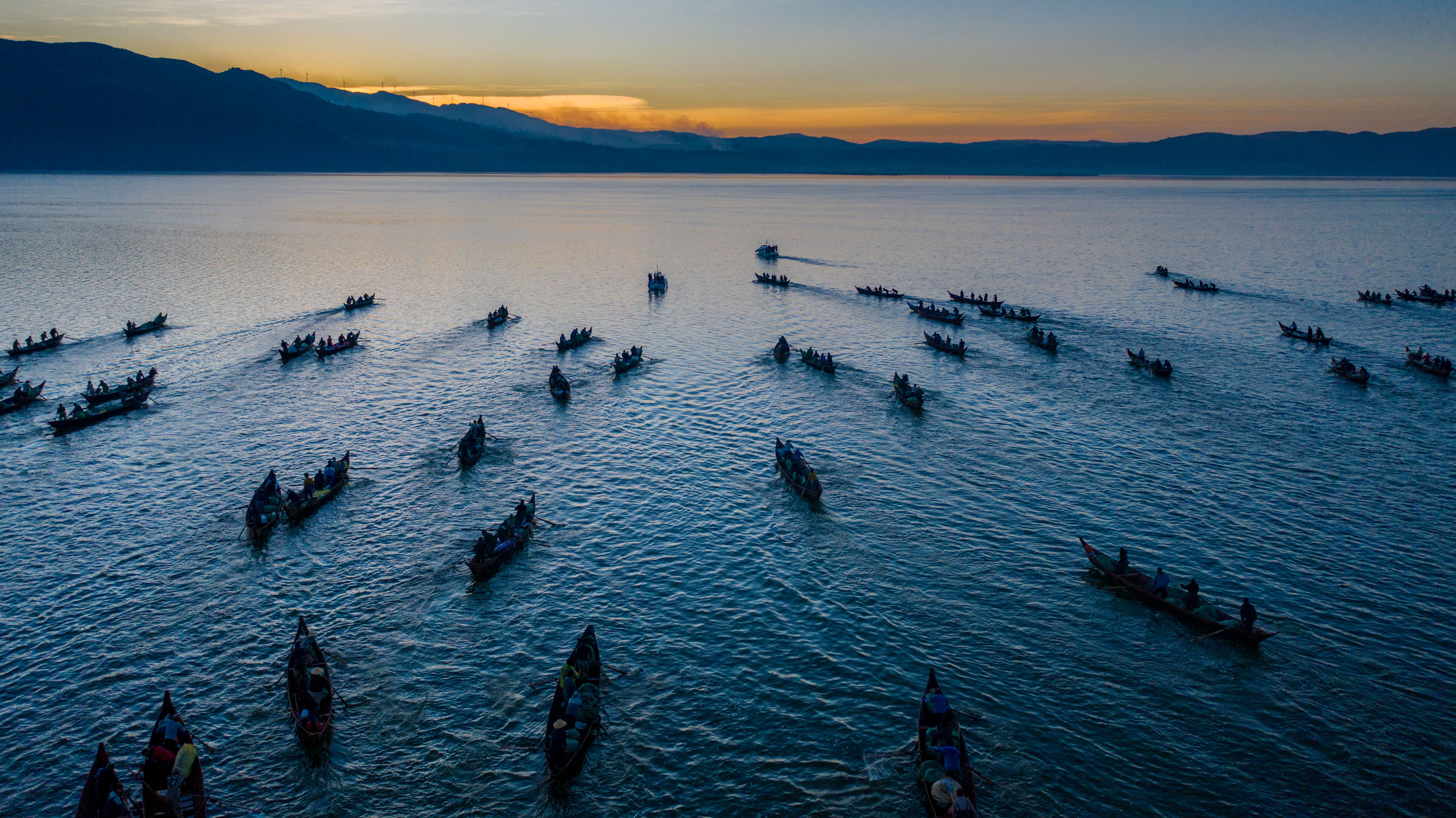 星云湖是由断层形成的湖泊,是喜马拉雅山运动和新构造运动的结果