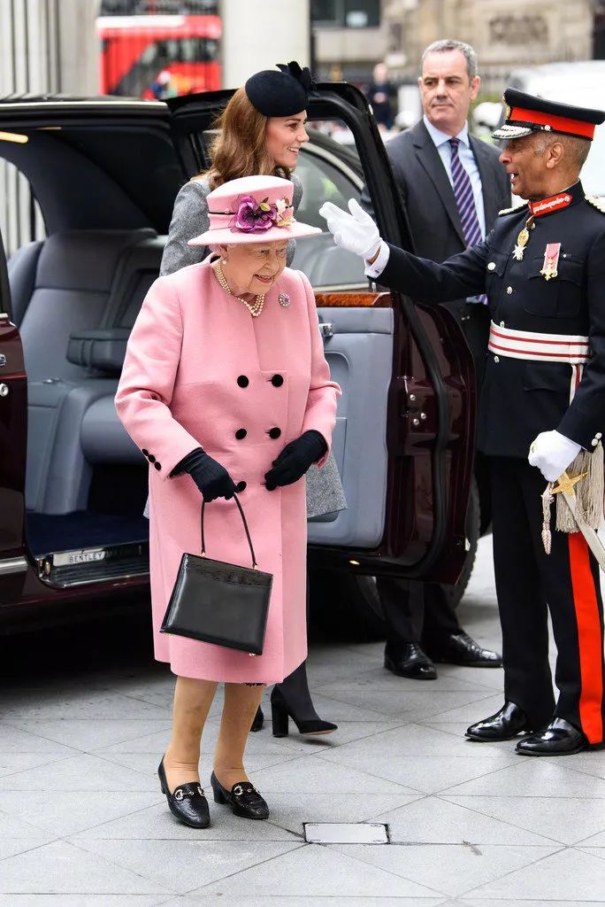 92岁英国女王超甜,粉色"芭比裙"访问国王学院,网友:返老还童