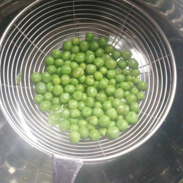 第3步,煮好的青豆沥干水份,备用