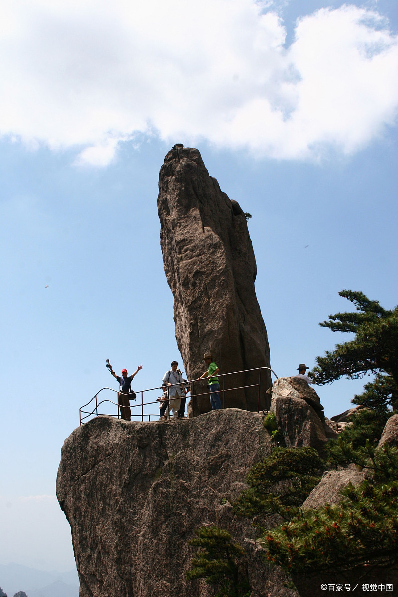 飞来石,位于安徽省黄山风景区平天矼的一块平坦岩石上,为自然风化生成