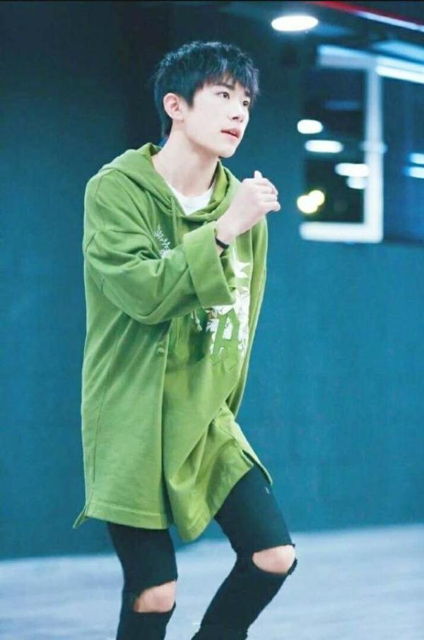 易烊千玺民国风外套卷袖法显老成,卫衣也能稳中有静