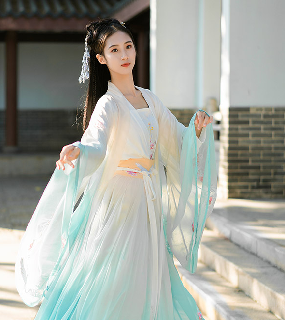 轻灵古装美女,夏日甜美长裙写真,温婉恬静