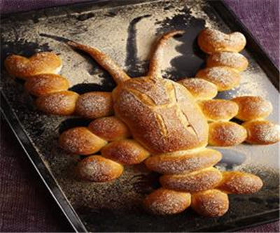 创意蝎子面包,简单好做,喜欢的小伙伴学起来 将面团摆成蝎子形状.