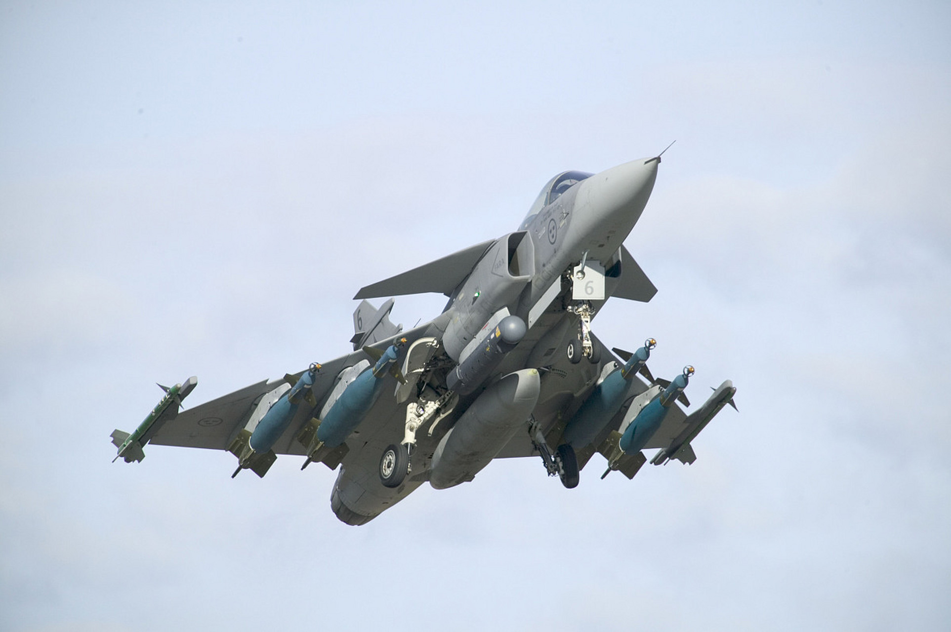 这几天的火气很大,整个人就像个汽油桶,随便一点火