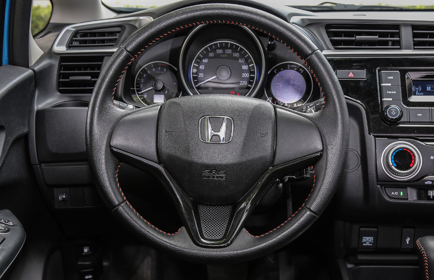 汽车的方向盘的轻重适中,握起来感觉非常不错不错,操控轻松,整体操控