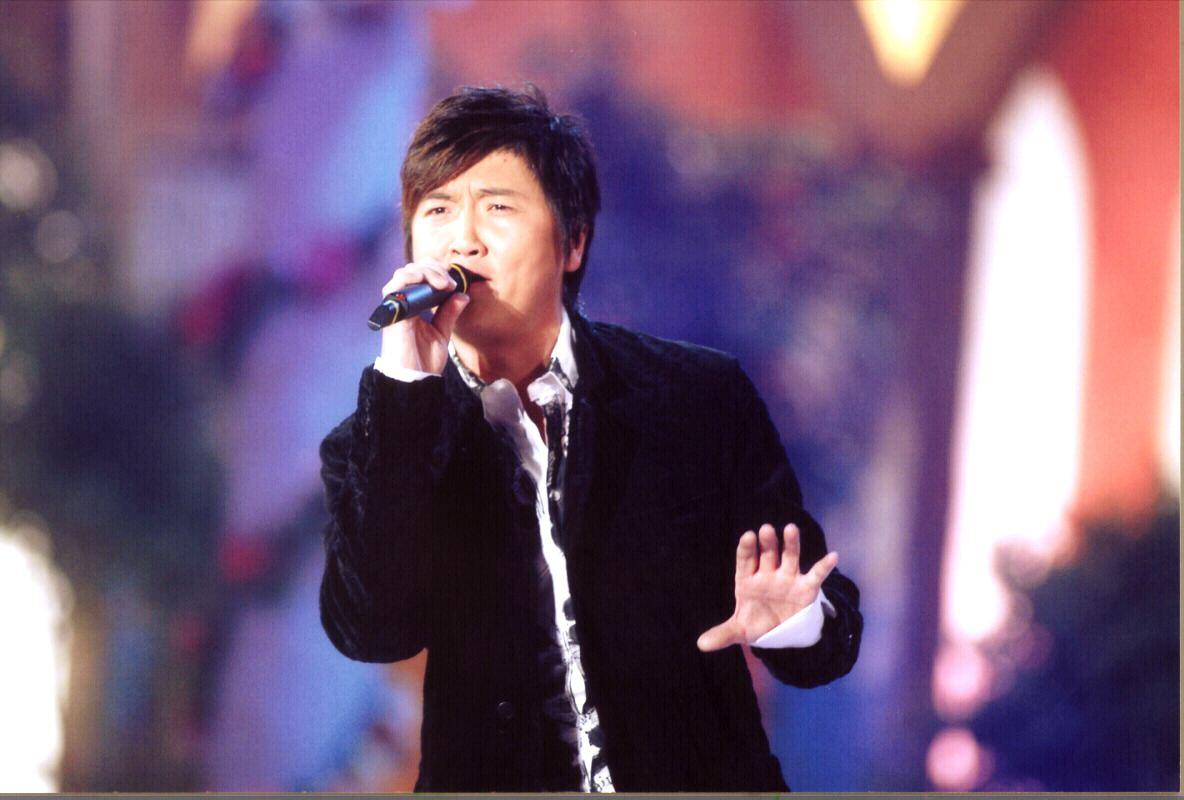 孙楠现身妻子新书签售会,穿情侣装大秀恩爱,49岁潘蔚优雅十足