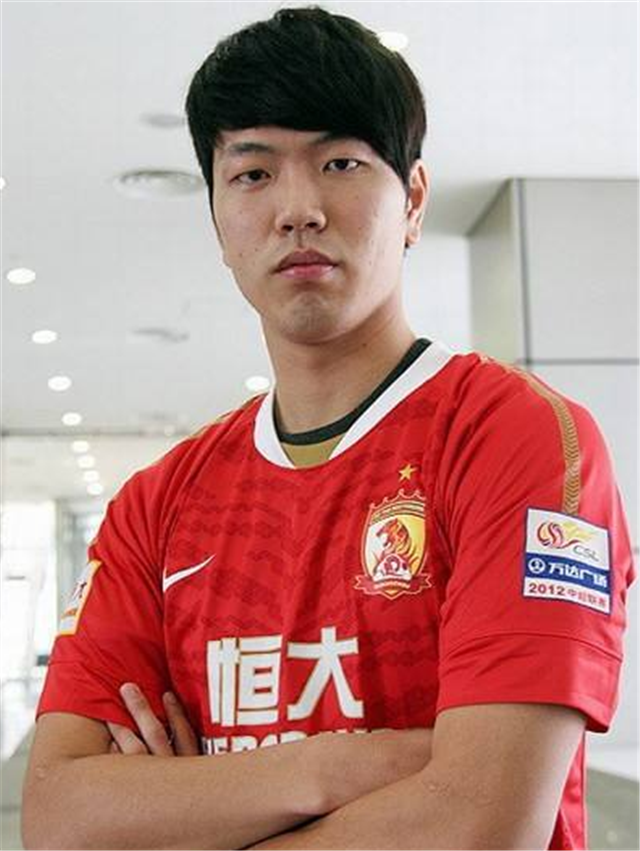 国足输给韩国赛后,金英权主动拥抱张琳芃,难忘在恒大的时光