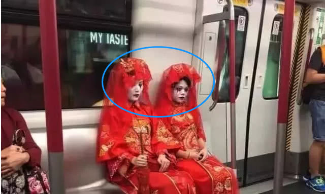 地铁"鬼新娘"走红,身穿红纱头顶凤冠,网友:少儿不宜!