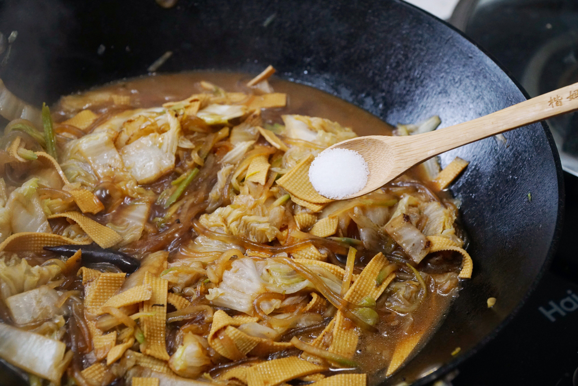 天太冷,在家煮了一锅"大烩菜",热腾腾的家常菜,不放肉也很香