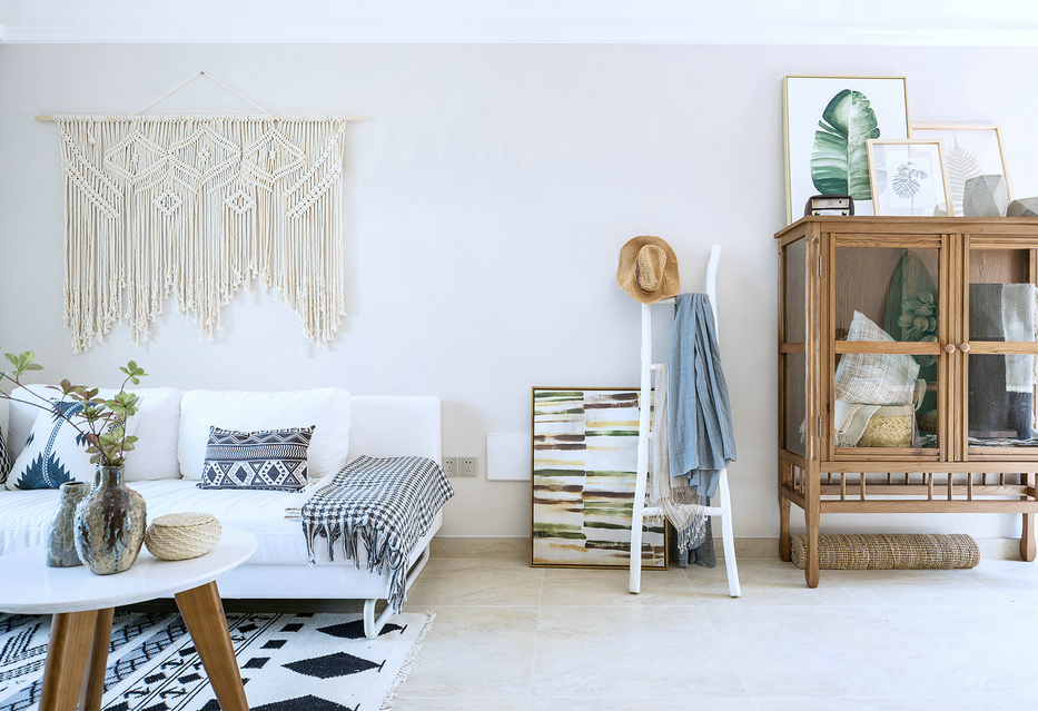 客厅的的一角,让人看着也是很舒适自然,落地架,简单的书橱,让人有一种