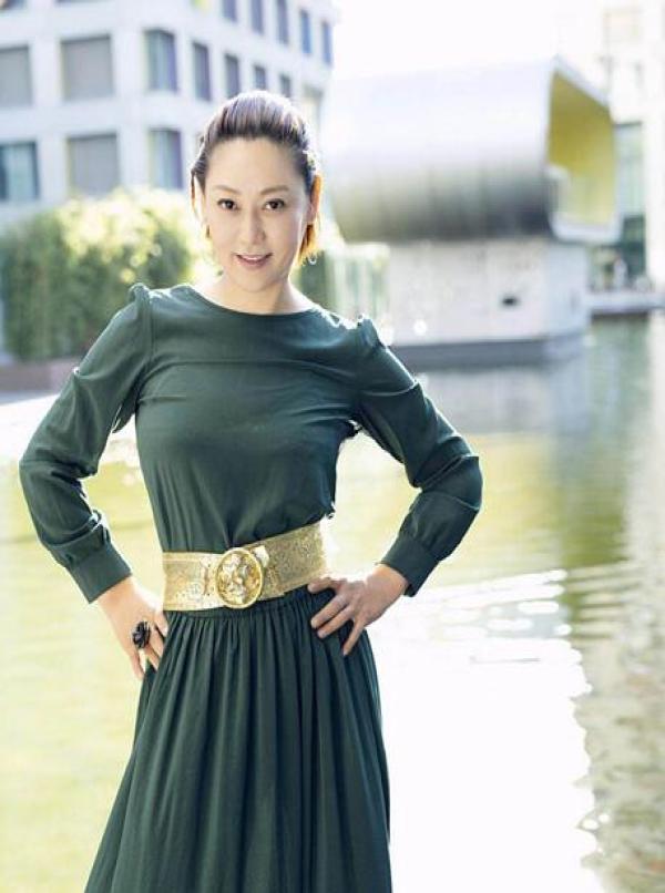 演员潘婕受邀电影《那些女人》首映礼,墨绿长裙华丽优雅