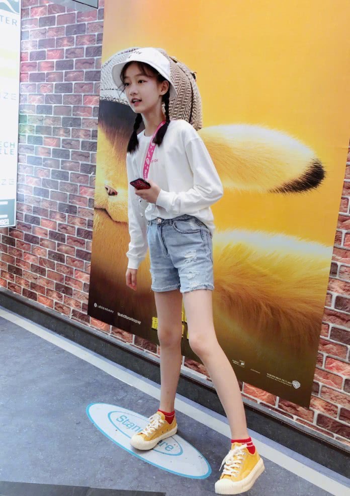 赵薇"女儿"穿白色t恤衫,简约范十足,浅蓝色短裤展现腿长