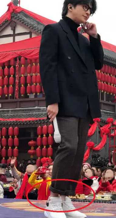 薛之谦学女生露脚脖 但是鞋子太抢镜了