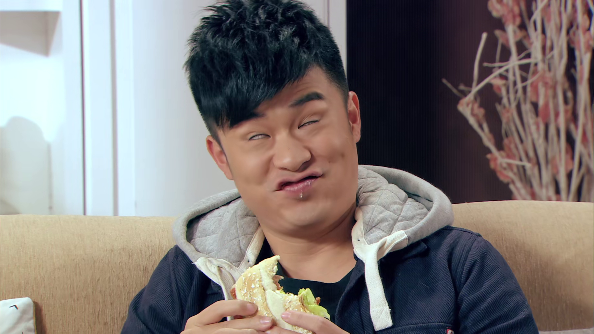 爱情公寓四大背锅侠,张伟跟曾小贤有苦难言,而他却因祸得福