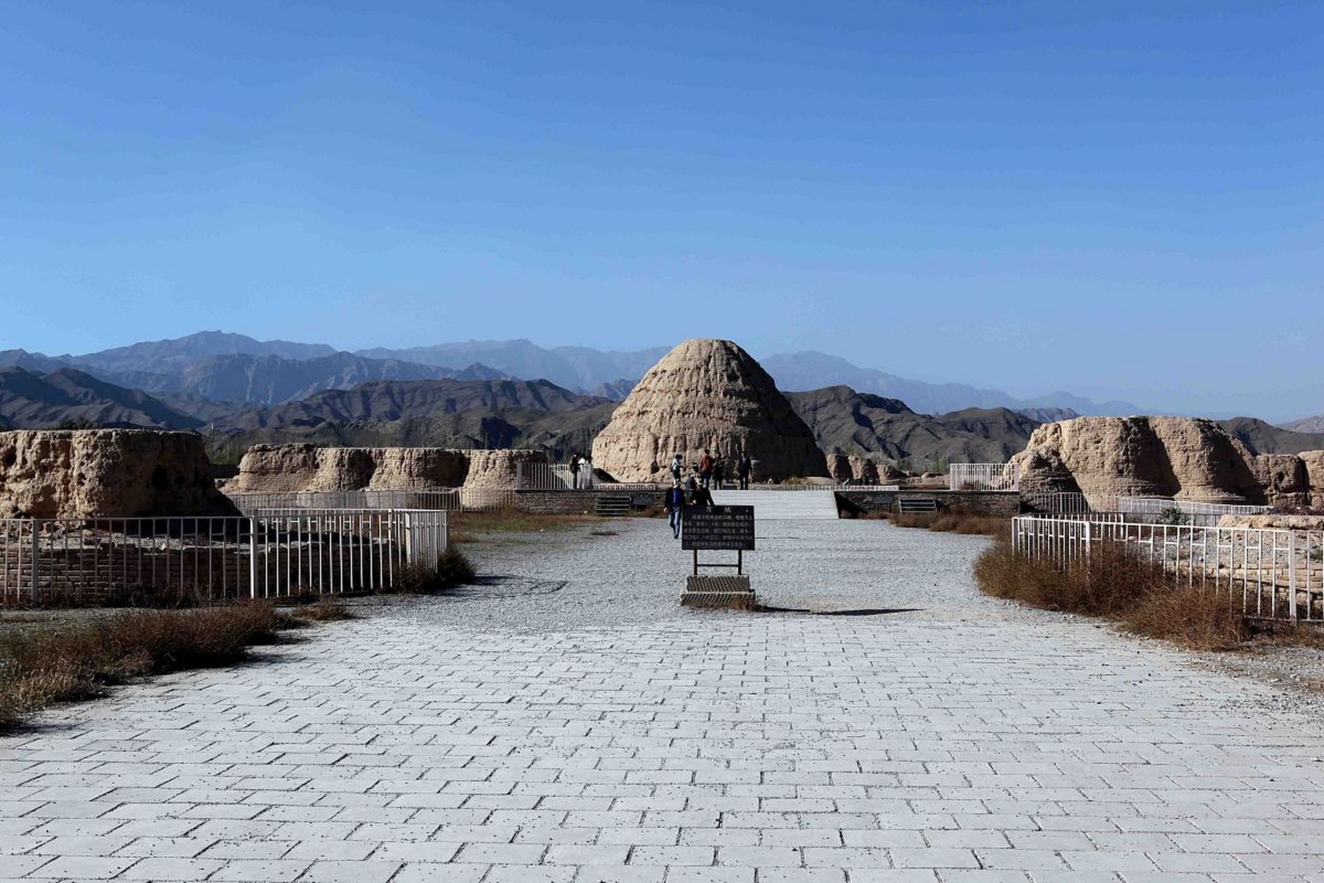 位于银川市西郊贺兰山麓的西夏陵国家考古遗址公园,曾是西夏王朝的