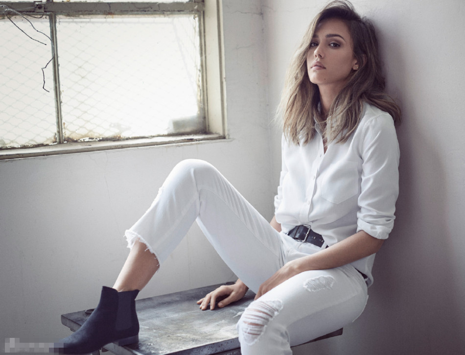 杰西卡·阿尔芭"世界上百名最性感女星"之一,拥有最迷人的脸蛋