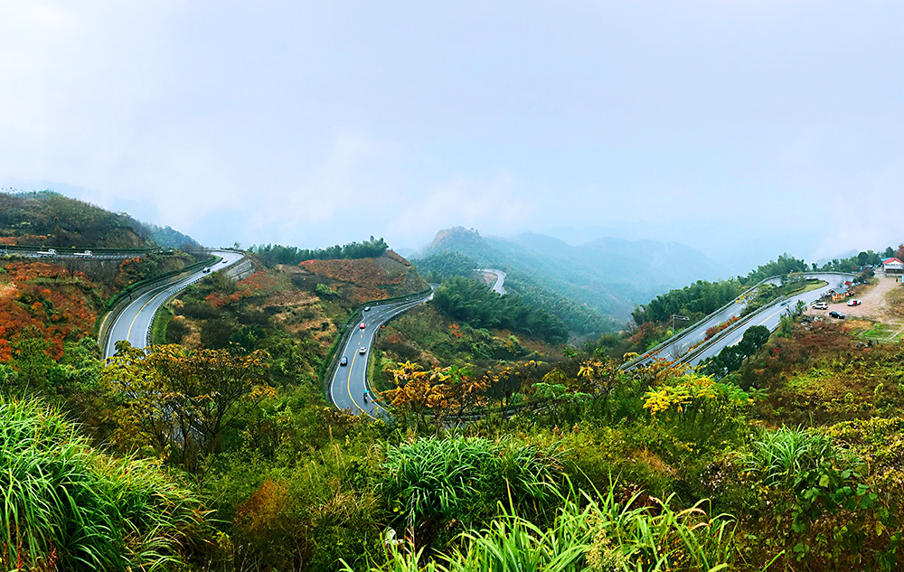 经浒溪线至四明湖,途经羊额岭,那里被誉为宁波最美的盘山公路.