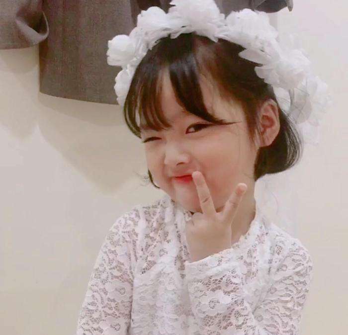 权律二不愧是表情大佬,生活照都是萌萌哒的表情包,太招喜欢了!