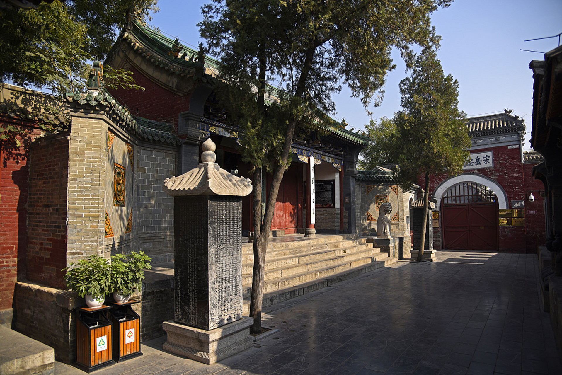 亦被尊称为宋岳忠武王庙,精忠庙,坐落在河南省安阳市汤阴县岳庙街86号