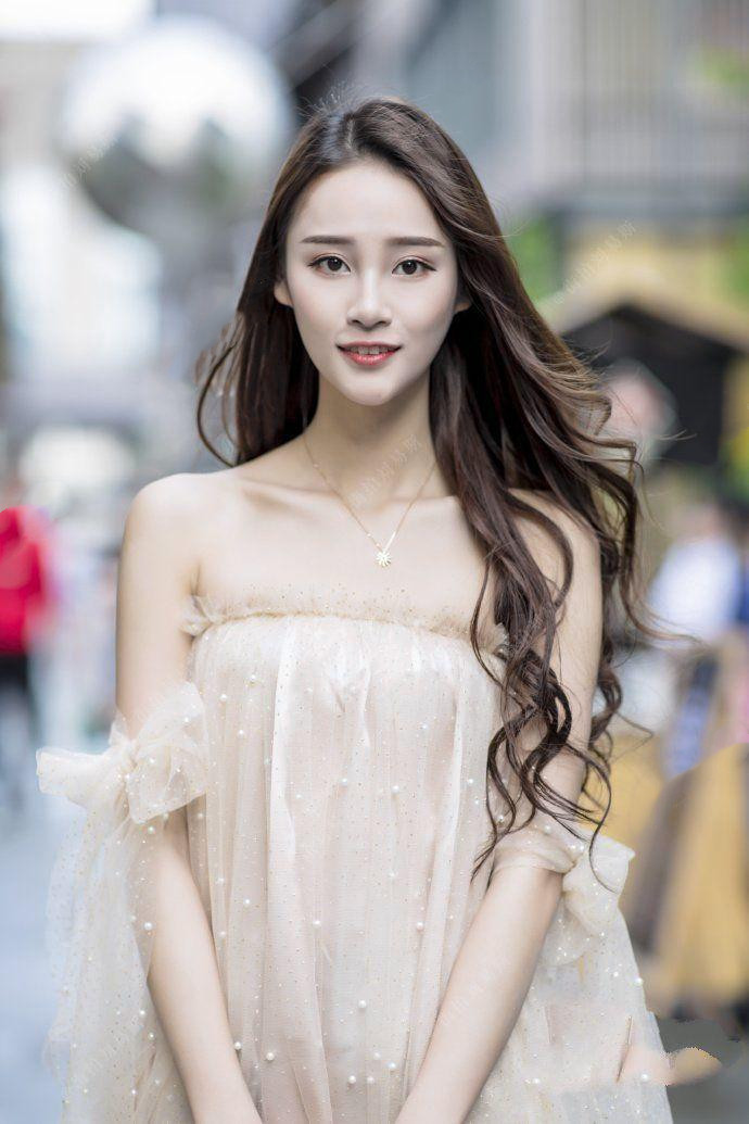 街拍:秀发飘逸起来,清纯的气质满满的,这样的女生很有