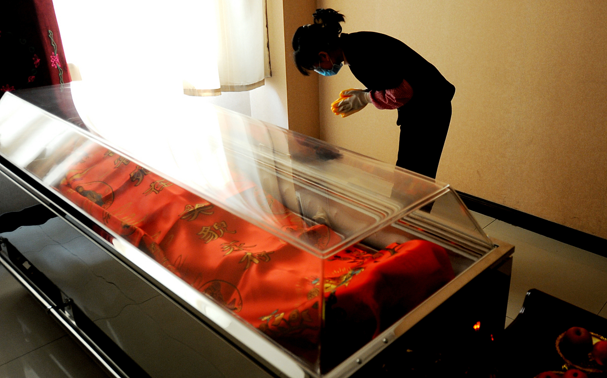 90后女入殓师穿上寿衣大方展示#   李敬芳的举动非常值得赞扬.