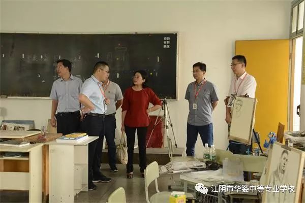 市教育局副局长邹凤翔一行调研华姿中专