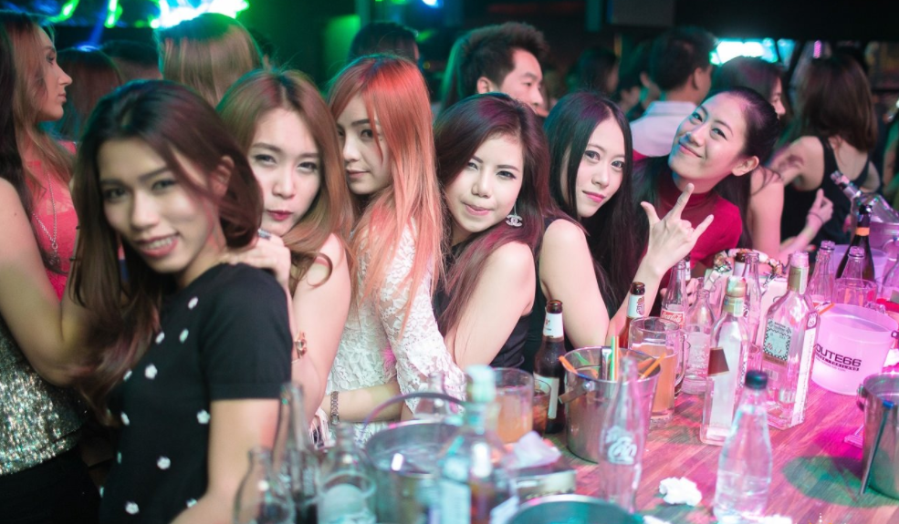 因为酒托不仅在中国有,在泰国也有,酒吧二楼正是美女酒托的聚集地