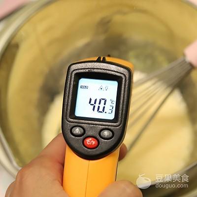 4,隔热水将蛋液加热至40度左右.