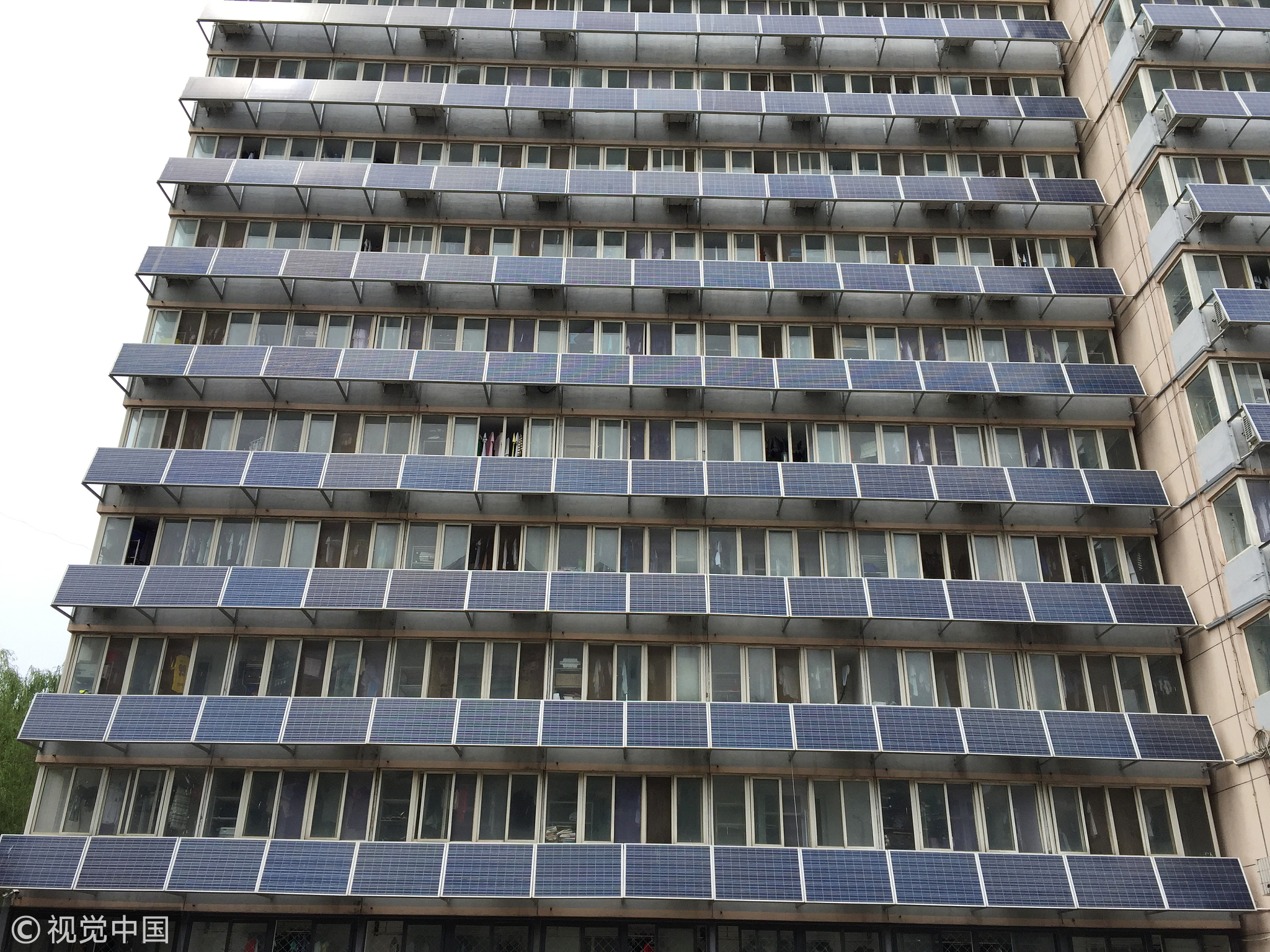 北京交大一宿舍楼外墙"爬满"太阳能板