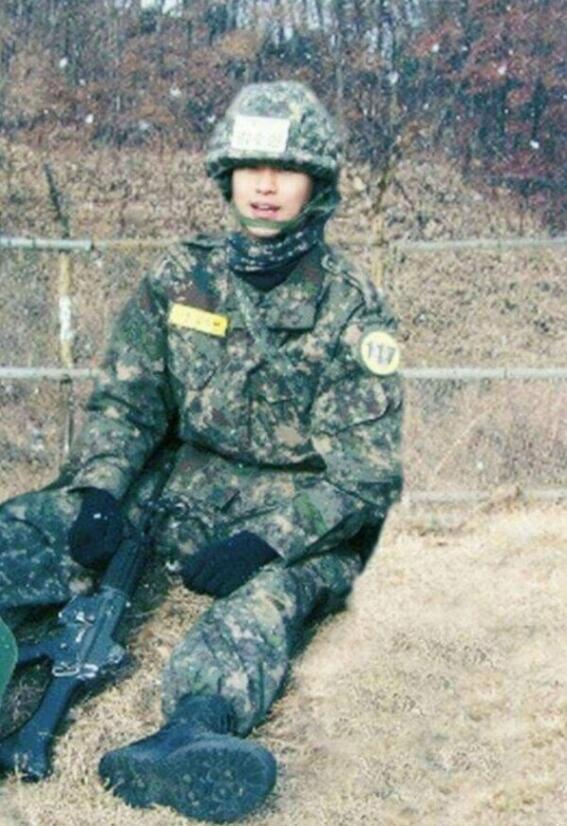 金秀贤服兵役近照曝光,帅气阳刚满身充满男人味