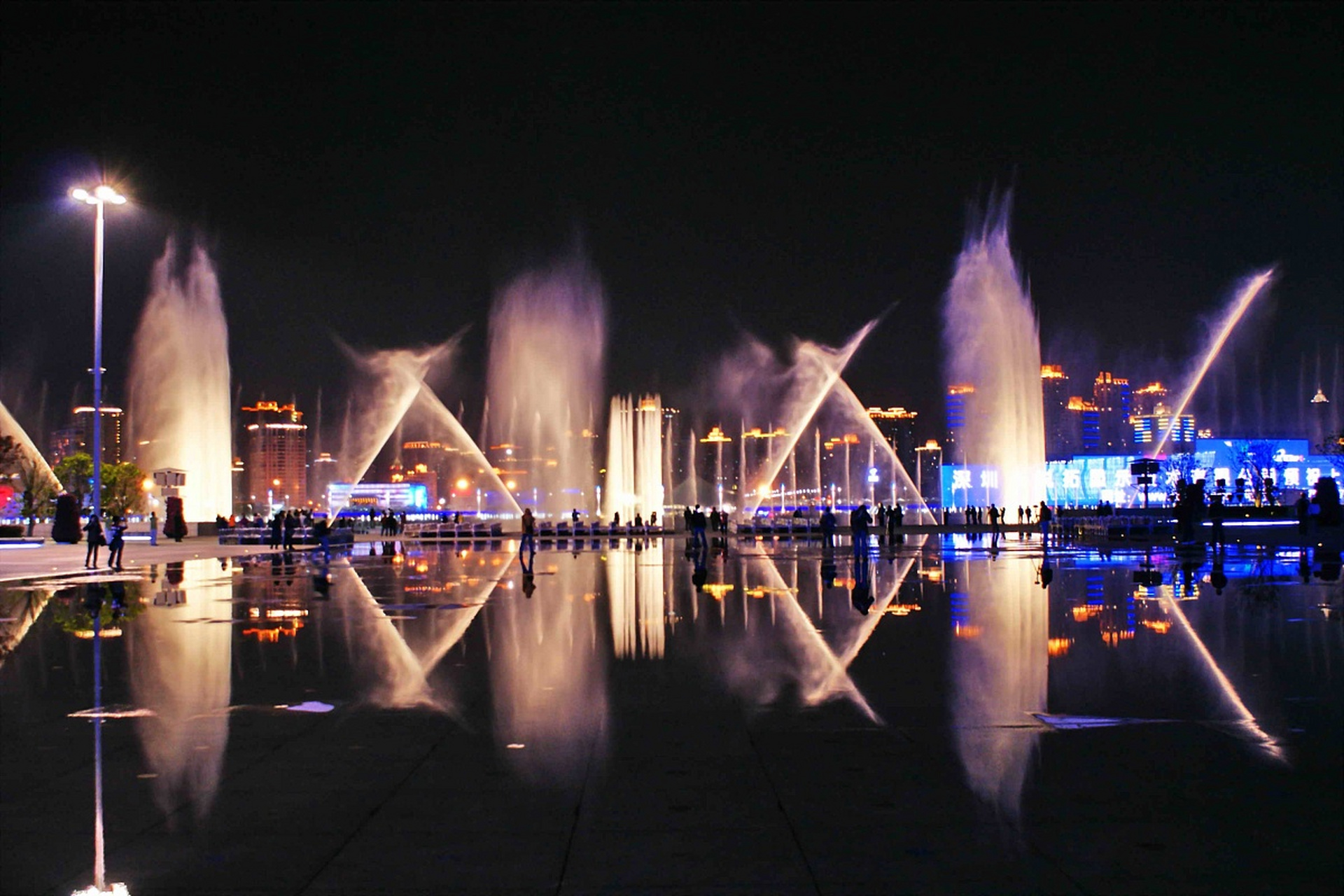 站就出发# 康巴什喷泉广场位于鄂尔多斯市康巴什新区乌兰木伦滨河广场