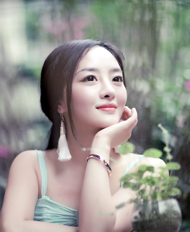 镜头下一个那秀发飘逸的水灵可爱姑娘