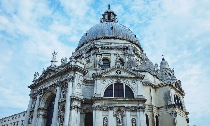 安康圣母教堂是威尼斯巴洛克建筑的杰作,也是威尼斯的